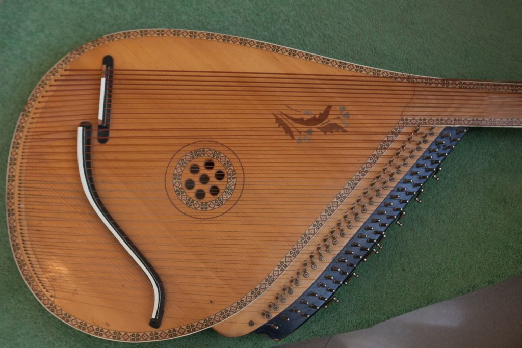 instrument-bandoura-description